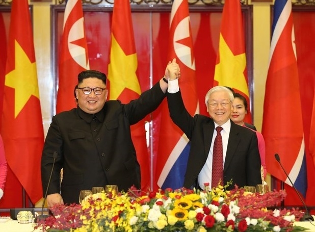 2019年3月1日，越共中央总书记、国家主席阮富仲与朝鲜劳动党委员长、国务委员会委员长金正恩握手，展示了越南和朝鲜两党、国家和人民之间的友谊。
