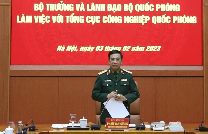 越共中央政治局委员、中央军委副书记、国防部长潘文江大将主持与国防工业总局的会议。