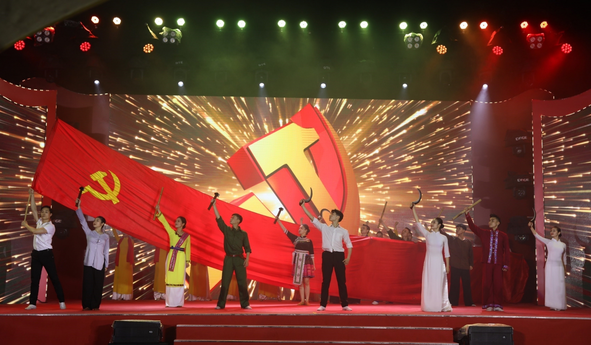 纪念越南共产党建立93周年的文艺表演活动。