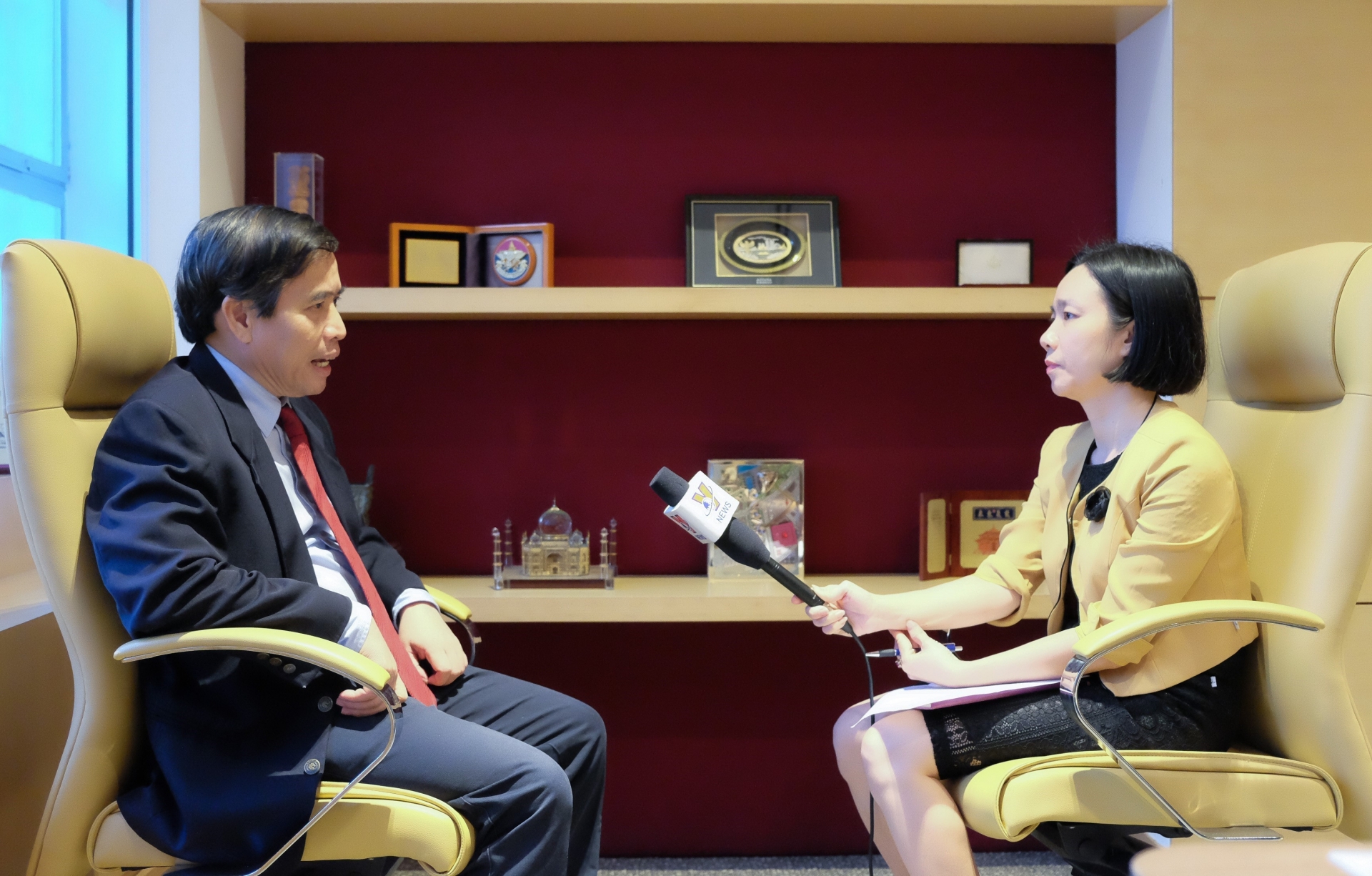 新加坡国立大学李光耀公共政策学院副教授武明姜接受记者的采访。