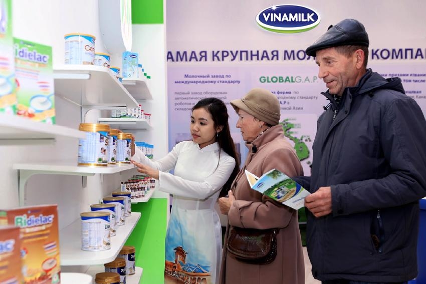 向俄罗斯消费者介绍 Vinamilk 乳制品。