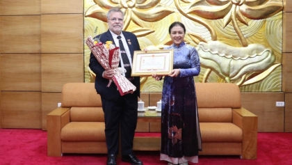 巴西驻越南大使被授予致力于各民族和平与友谊纪念章