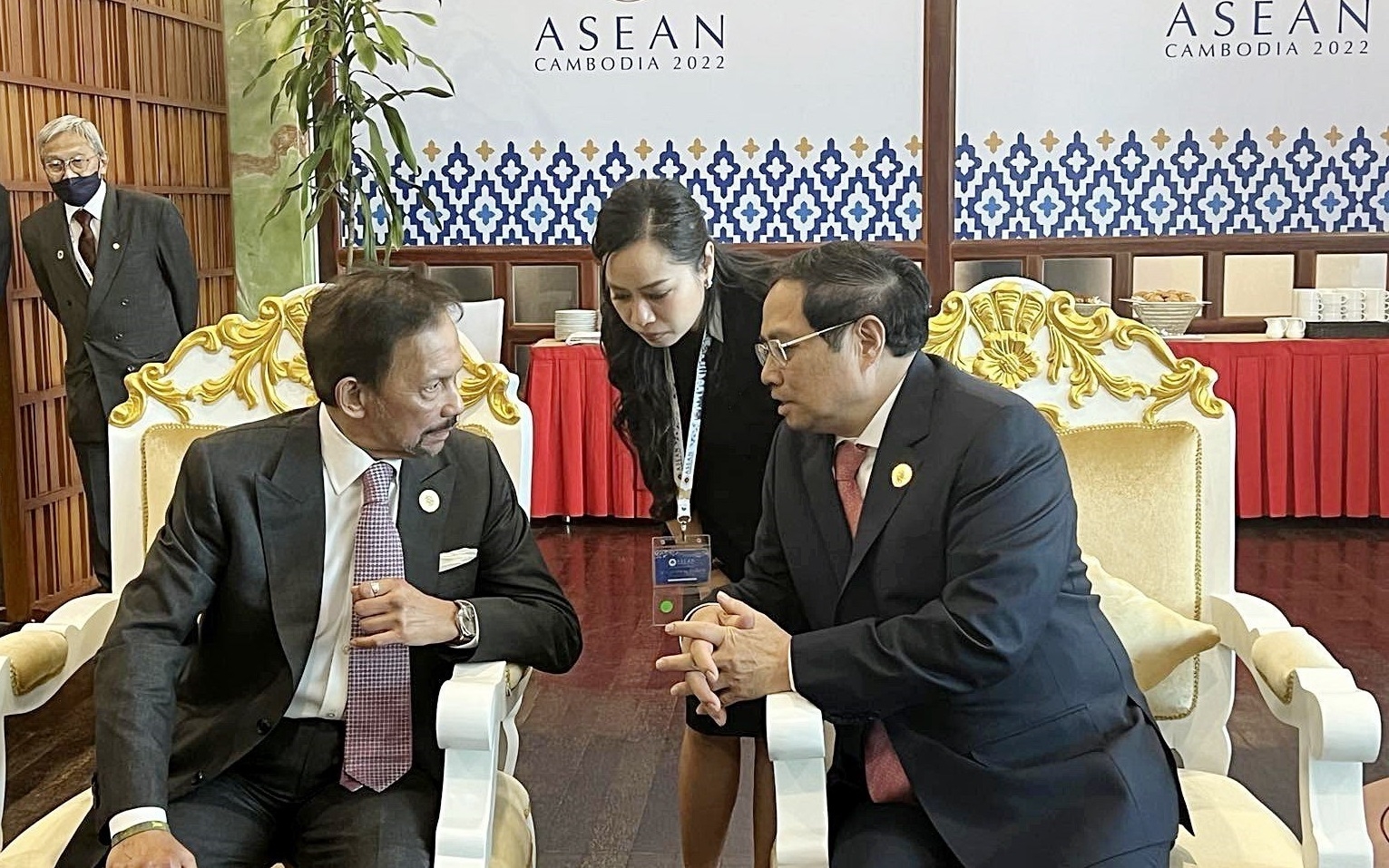 2022 年 11 月 10 日下午，越南政府总理范明正在柬埔寨金边会见了文莱苏丹哈吉·哈桑纳尔·博尔基亚。