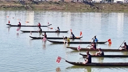 昆嵩省：达布拉河上热闹非凡的独木舟竞赛