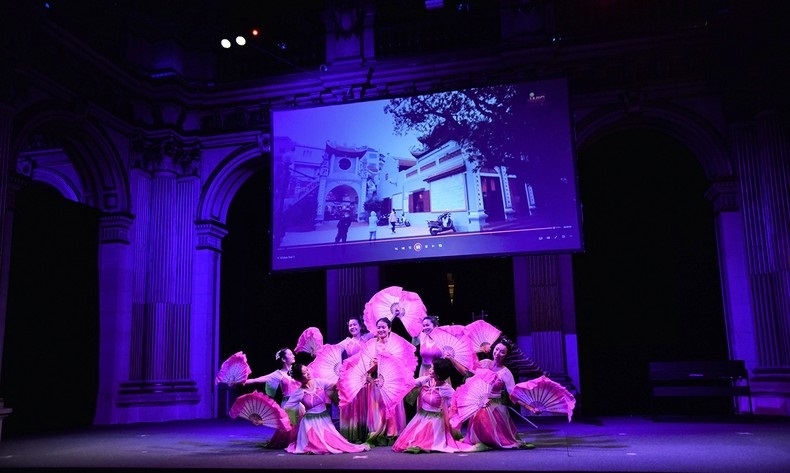 旅居法国越南人社群艺术家的舞蹈表演。