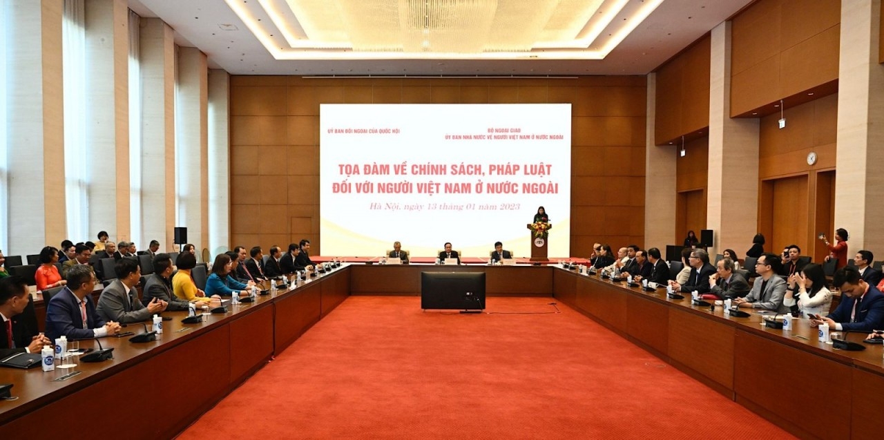 1月13日，越南国会对外委员会和海外越南人国家委员会、外交部共同主持与海外越南人社群的法律政策座谈会。（图：范理)