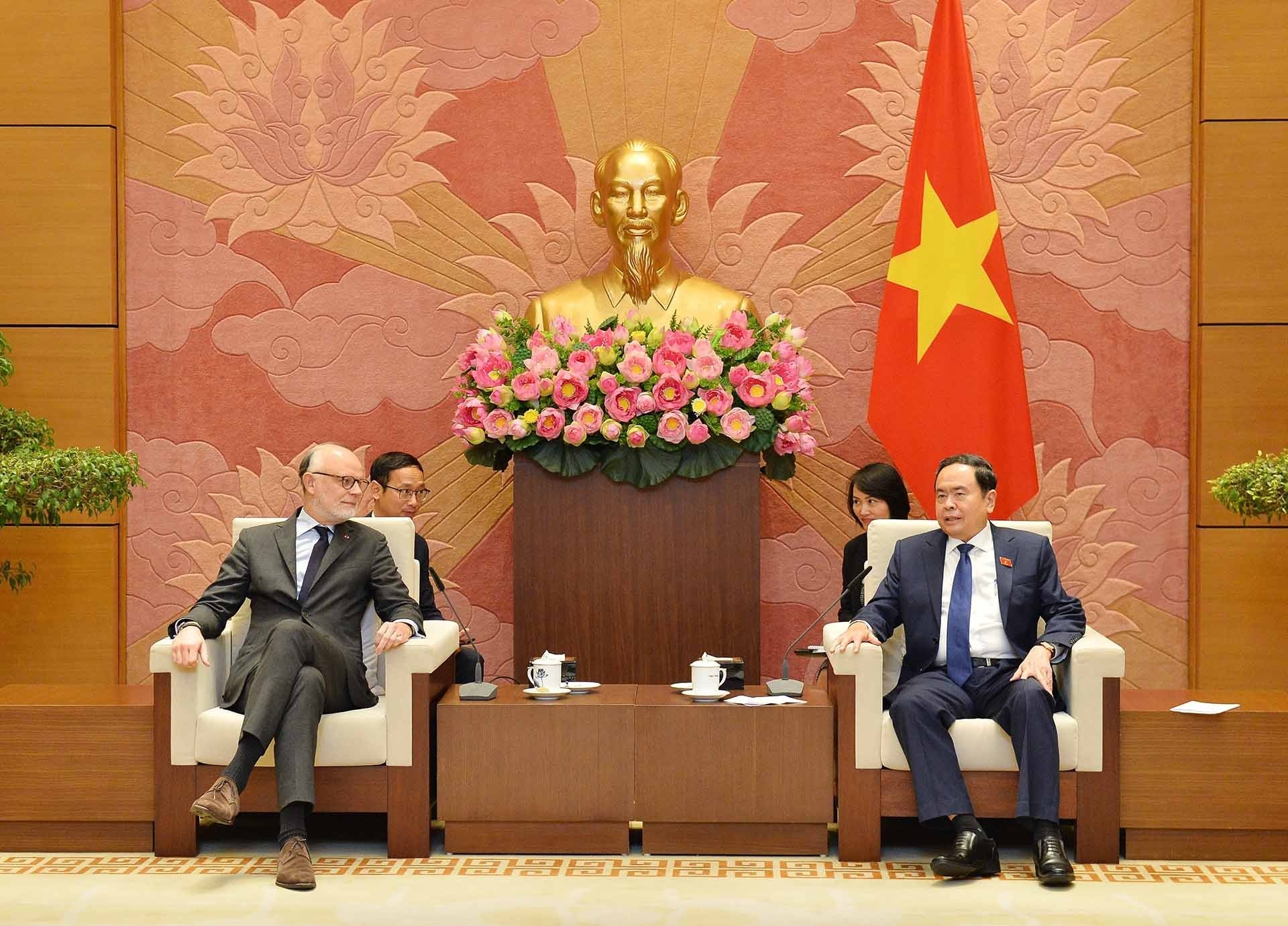 越共中央政治局委员、国会常务副主席陈青敏会见法国前总理、勒阿弗尔市市长爱德华·菲利普。