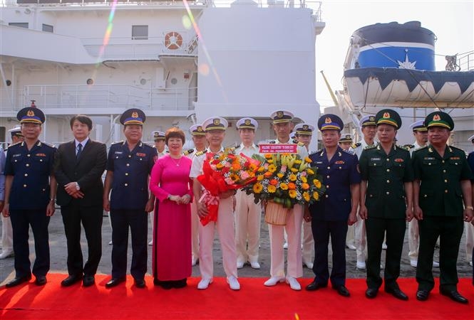 载有53名军官和水手、由Niwa Satoshi大校指挥的SETTSU号巡逻舰欢迎仪式在越南岘港仙沙港举行。