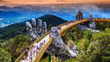 向国际友人推广岘港市的旅游潜力