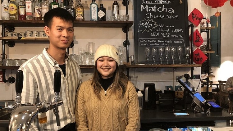 吴文雄先生和武妮玲小姐在捷克布拉格经营吴餐厅。