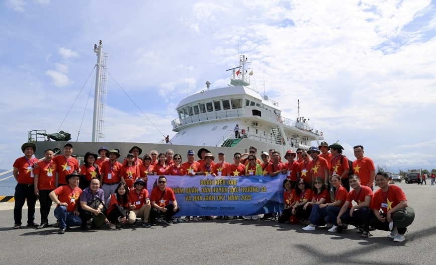 2022 年 5 月，在因新冠疫情中断 两 年后，海外越南人国家委员会与海军司令部配合组团探访长沙岛县和DK1海上高脚屋军民。