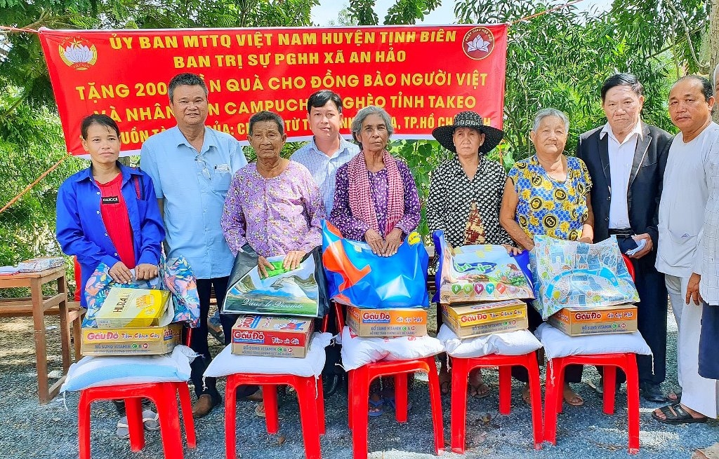 向Ta Keo省的越南侨民和柬埔寨人赠送200份礼物。