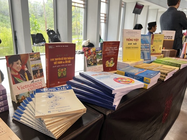 越南书籍在文莱达鲁萨兰大学内展示。