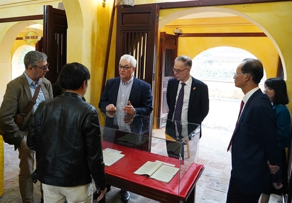 法国远东学院专家代表团到藏书楼遗迹参观考察珍贵文献保存情况。