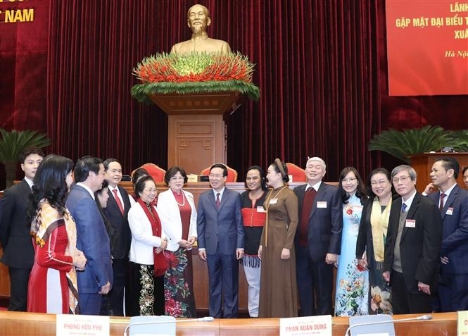 代表越南全国知识分子、科学家、文艺家队伍的330名代表出席见面会。