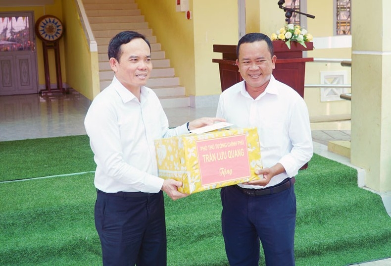 陈流光副总理向朔庄省少数民族地区的教师赠送礼物。