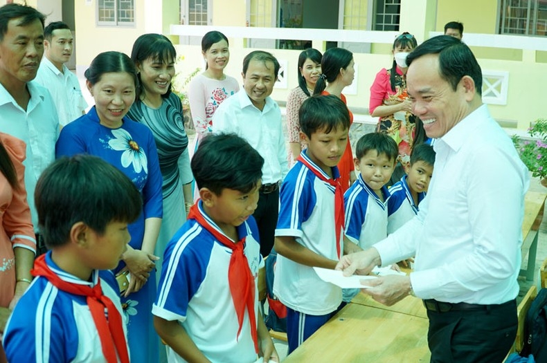陈流光副总理鼓励少数民族学生努力奋斗，好好学习。