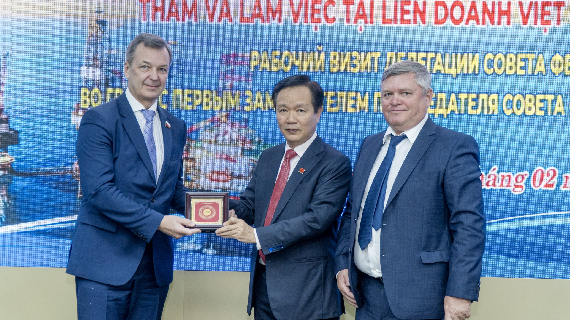 越俄油气联营公司代表向代表团赠送纪念品。