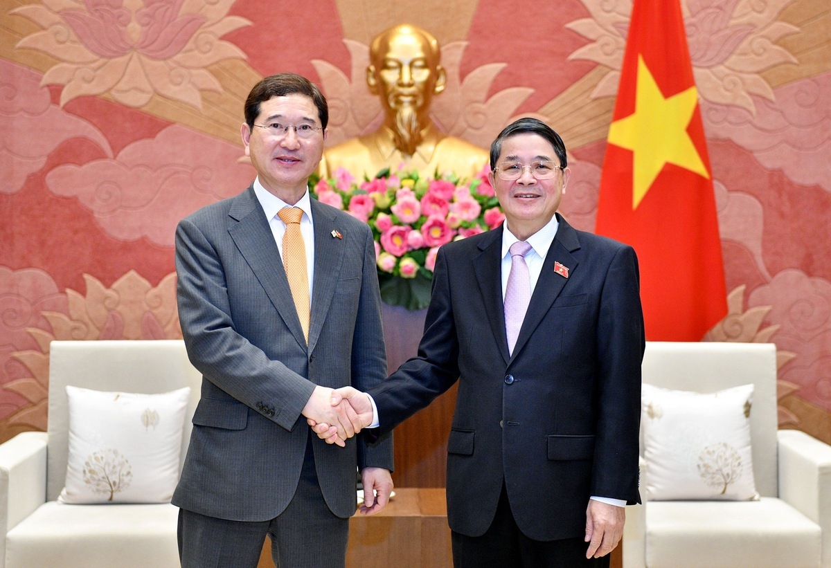 越南国会副主席阮德海会见韩国国会议员、前韩越友好议员小组主席金学勇。