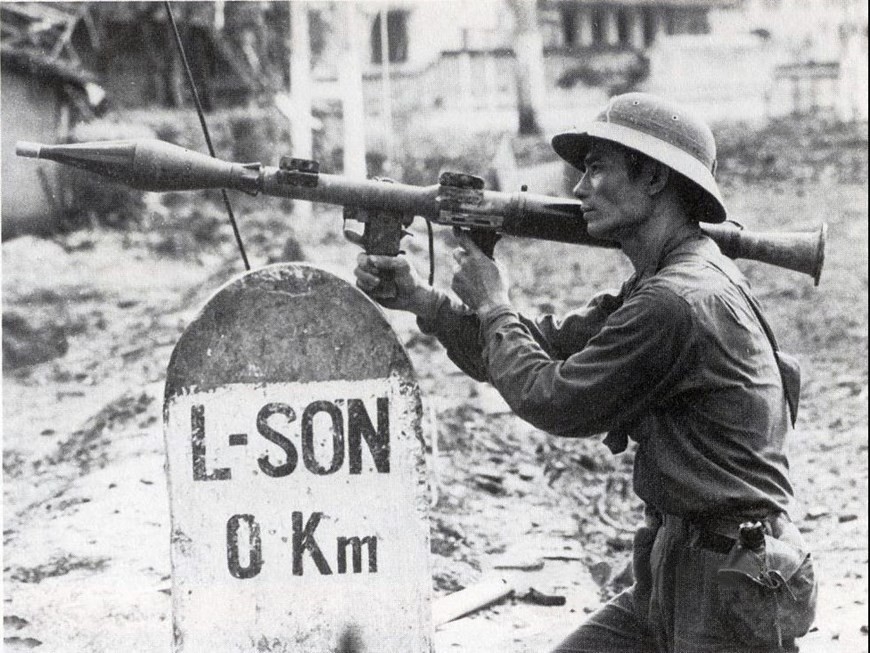 1979 年 2 月 17 日黎明时分，一名军人在谅山省0号界碑旁边拿着 B41 枪对着入侵者的形象，象征着1979年北部边界保卫战。（资料图：越通社）