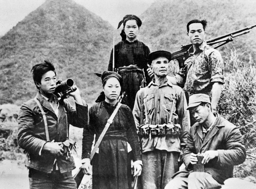 高平省重庆县玉溪社的陆文永先生和他的5名孩子都加入了武装部队，参加了北部边界的保卫战。（图：谢海/越通社）
