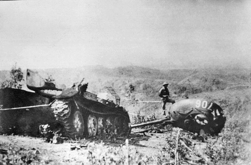 1979 年 2 月 19 日，高平省军民在青山战线击毁敌军坦克。（图：孟常/越通社）