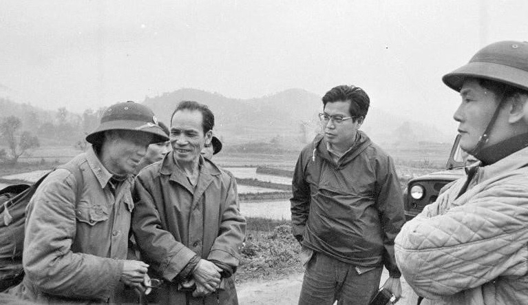 日本共产党《赤旗报》的记者高野功（戴眼镜者）在战争初期在谅山镇进行报道。1979年3月7日中午，他在谅山镇枝陵坊光中路牺牲。 （图：明道/越通社）