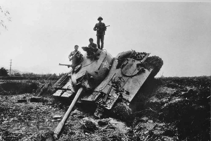 在高平省和安县一带，敌方坦克在第一轮子弹中被我军击溃。（图：陈孟常/越通社）