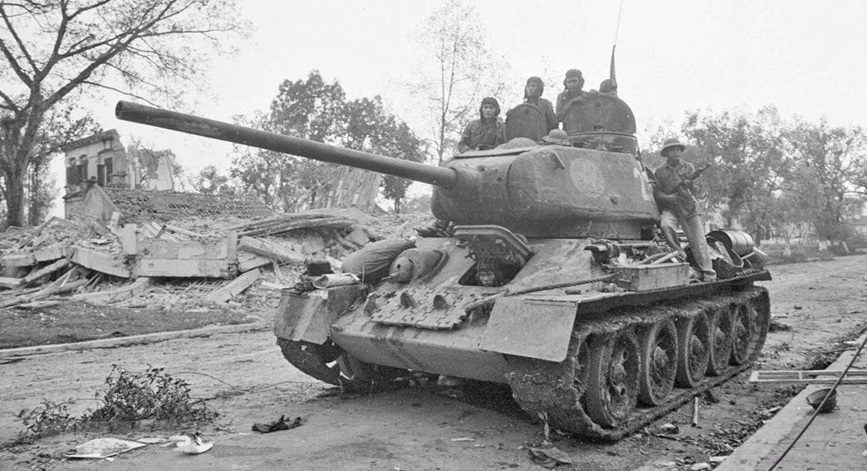 1979年2月17日，第407师团2号大队1号中队的坦克战士在谅山镇追击敌人。（图：势纯/越通社）