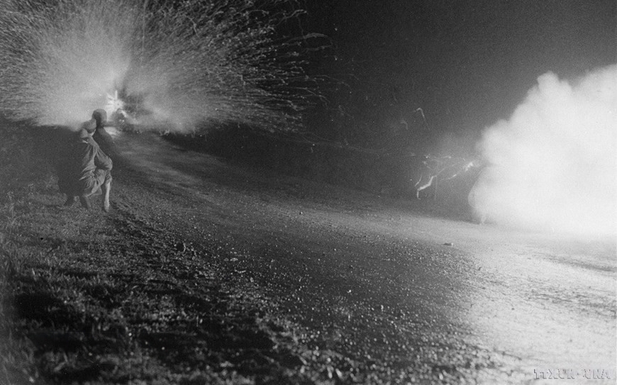 西山师团第2号分队火力队战士在夜间勇敢地攻击并摧毁了敌方坦克。（图：明田/越通社）