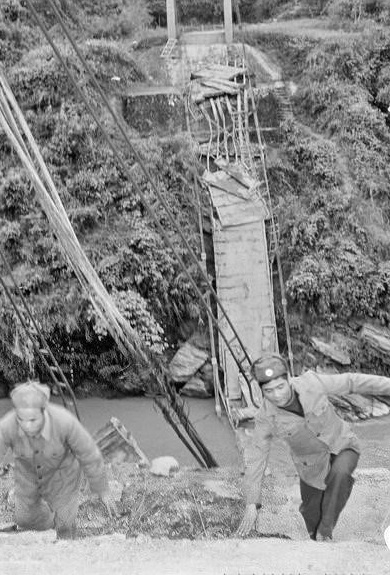 河宣省箐门县的吊桥被敌人的炮火严重损坏。（图：明田/越通社）