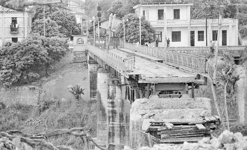 1979年3月下旬，黄连山省老街市社湖侨桥在敌人撤退时被炸毁。（图：阮珍/越通社）