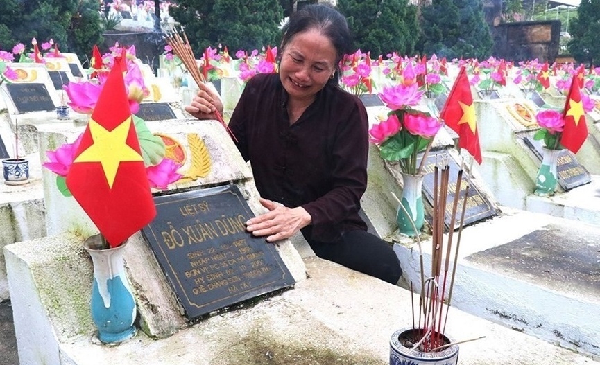 2017 年 7 月 11 日，在北部边界保卫战中牺牲的烈士亲属来到河江省渭川国家烈士陵园敬香。（图：明心/越通社）