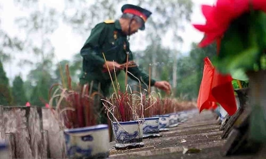 在河江省渭川国家烈士陵园——在北部边界保卫战中英勇牺牲的烈士们的“共同家园”——敬香缅怀战友。（图：青松/越通社）