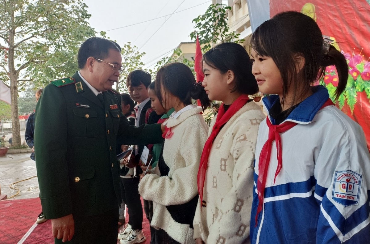 越南边防部队司令部副政委冯国俊少将对困难学生进行了走访慰问。