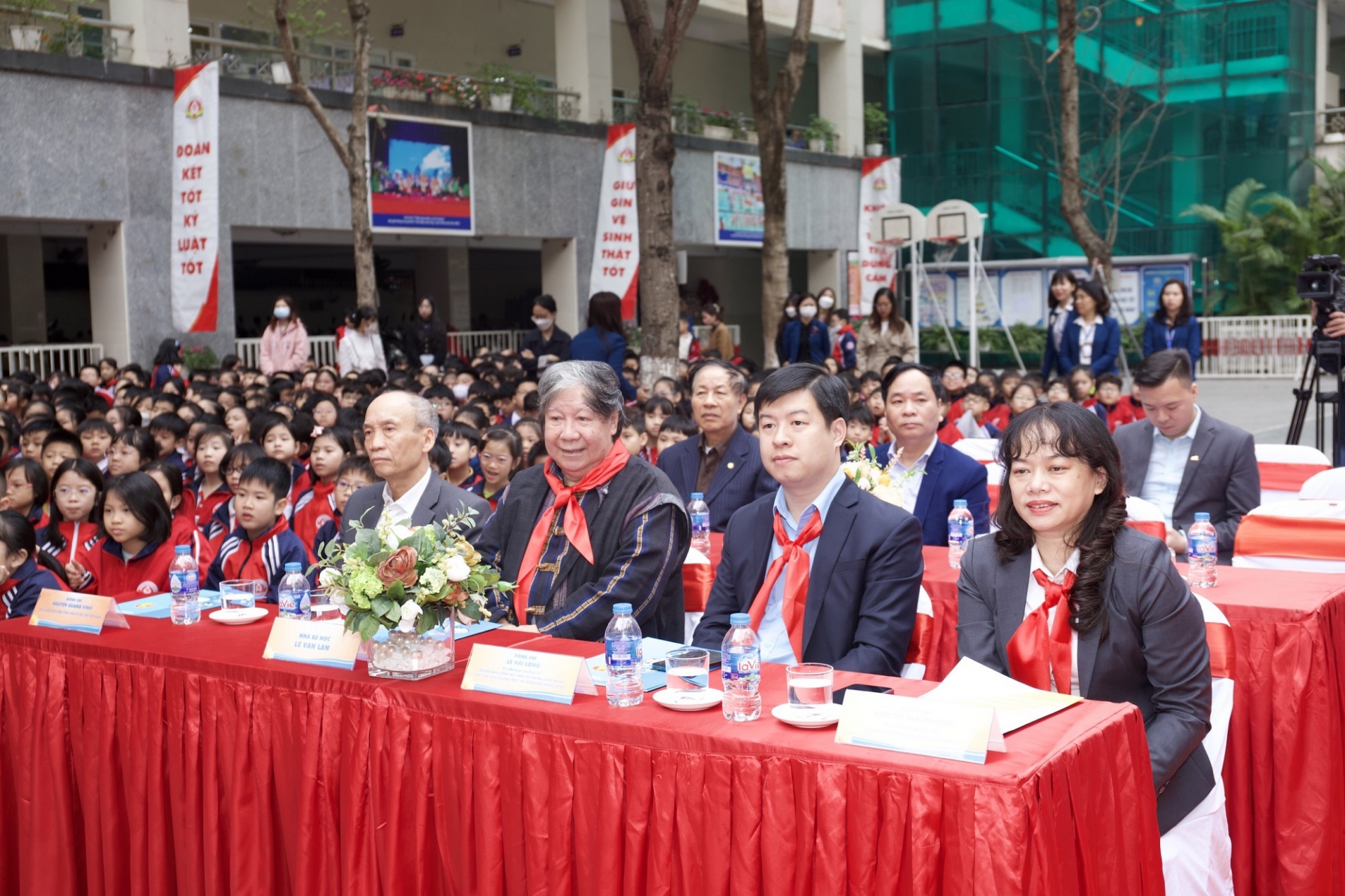 参加启动仪式的各位代表。
