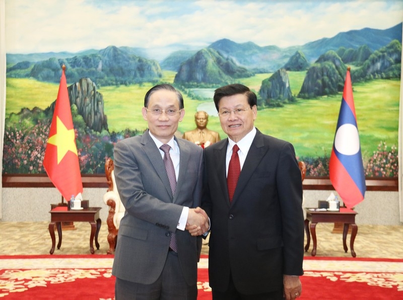 老挝人民革命党中央委员会总书记、国家主席通伦·西苏里会见越共中央委员、中央对外部部长黎怀忠一行。