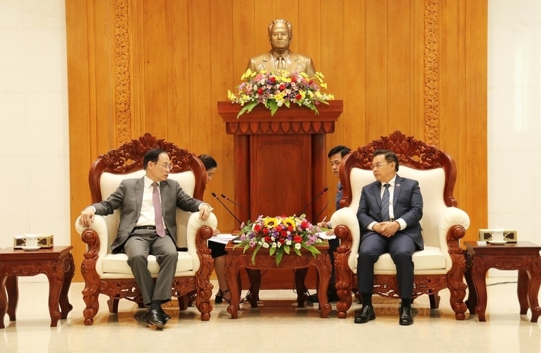 老挝国会主席赛宋蓬·丰威汉会见越共中央委员、中央对外部部长黎怀忠一行。