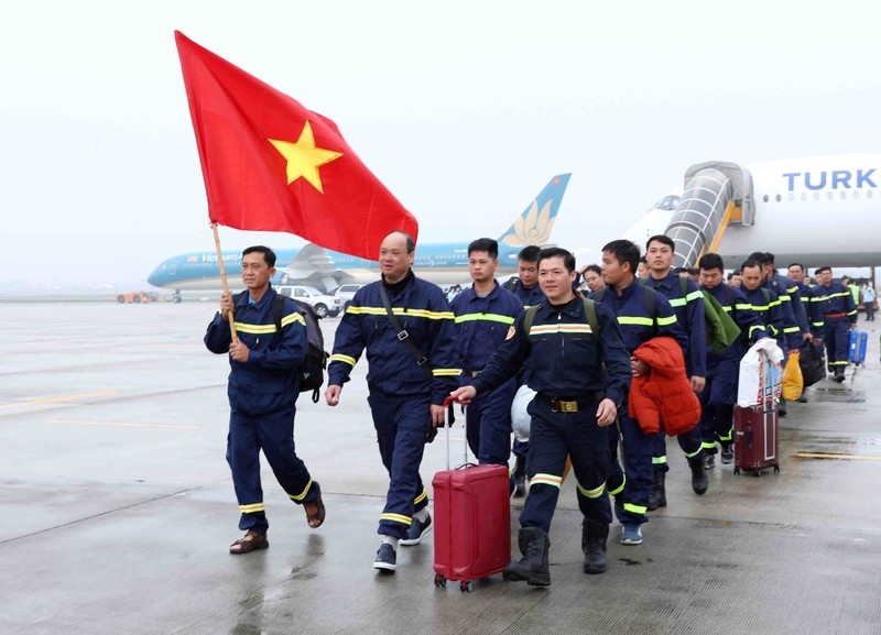 越南公安部支援救灾队24名队员圆满完成赴土耳其开展国际搜救任务返回河内。