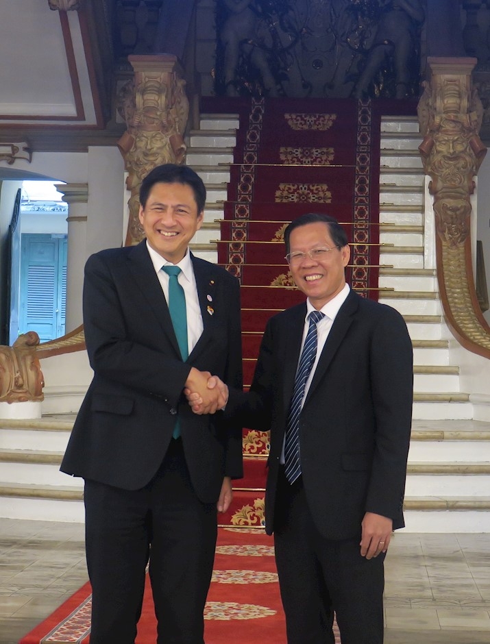 胡志明市人民委员会主席潘文买会见日本外务副大臣武井俊辅。
