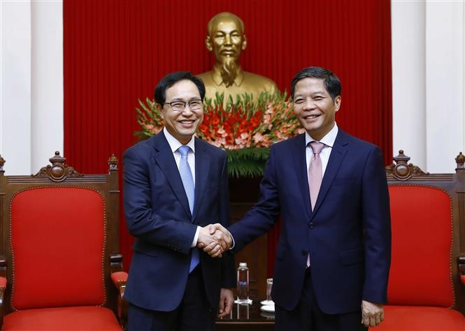 越共中央政治局委员、中央经济部部长陈俊英（右）会见三星（越南）公司总经理崔柱浩。