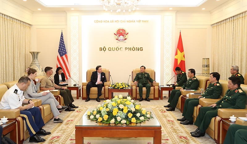 黄春战上将与美国驻越南大使马克·纳珀展开讨论。