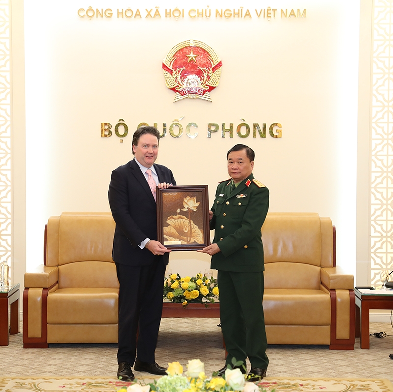 黄春战上将向美国驻越南大使马克·纳珀赠送一幅越南国花画。