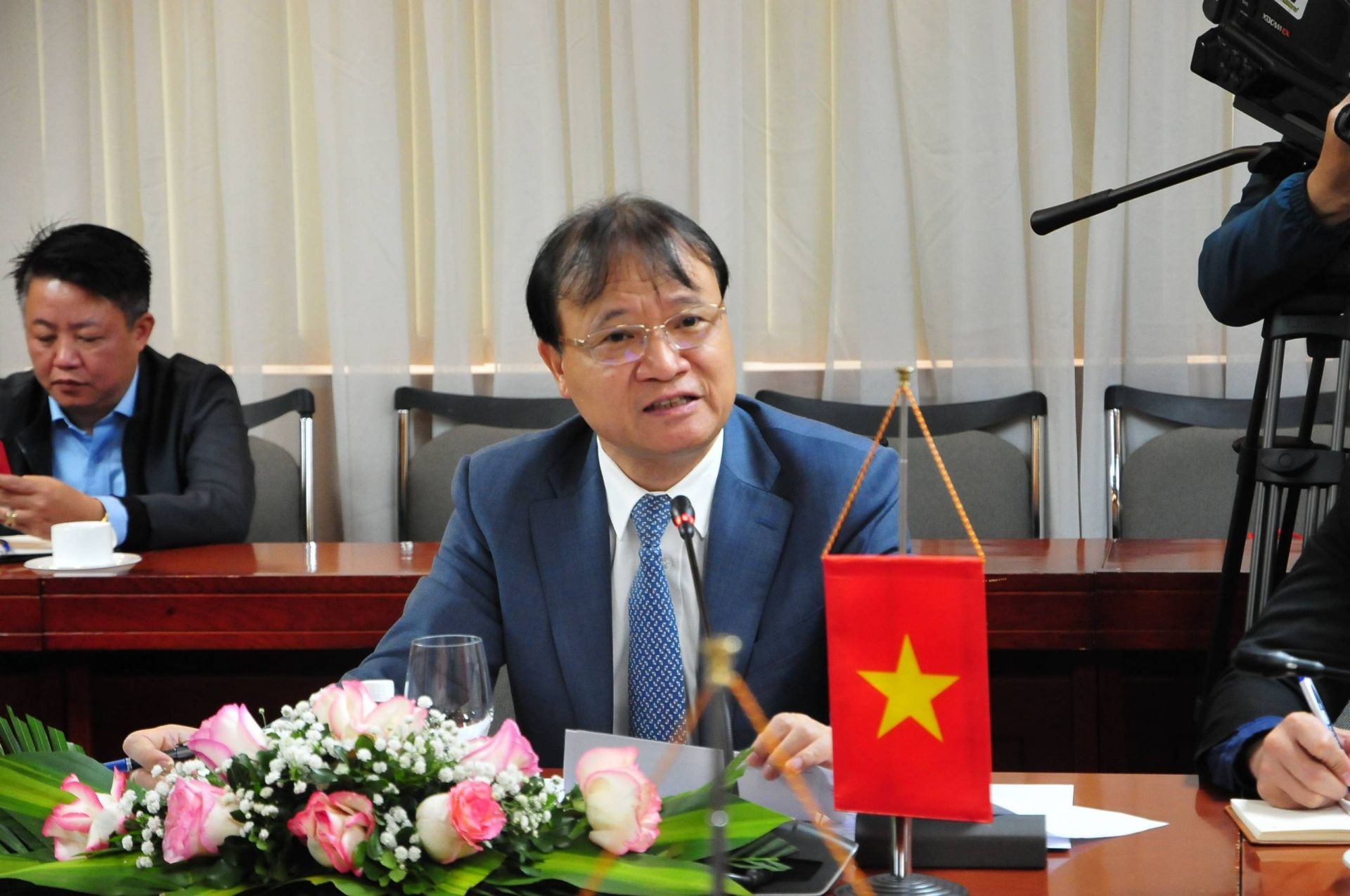 越南工贸部副部长杜胜海在会上发表讲话。