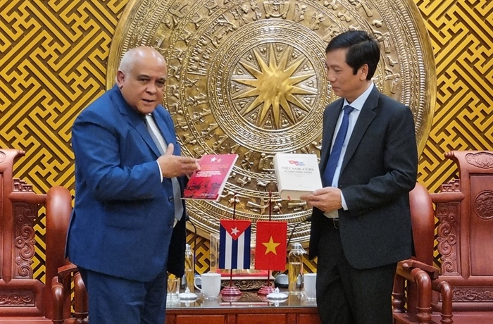 古巴驻越南大使奥兰多·尼古拉斯·埃尔南德斯·吉伦向广治省领导赠送纪念品。