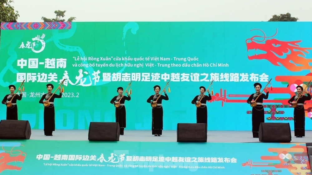 越南高平省代表团表演充满民族特色的节目。（图：高平）