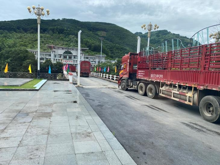 运载进出口货物的车辆通过河江省马鹿塘口岸。（图：碧原）