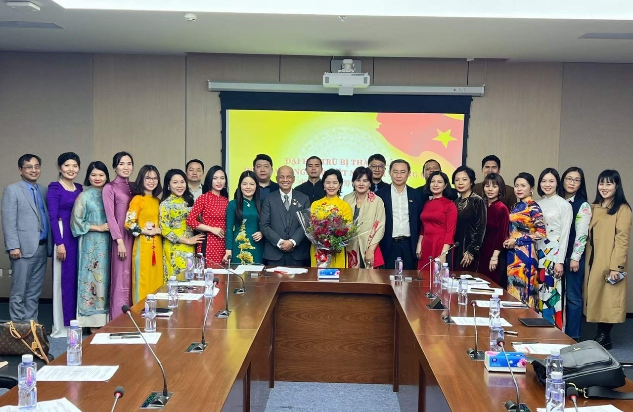 潘氏茶美博士（手捧鲜花）参加在中国的临时越南企业协会成立筹备会议。（图：NVCC）