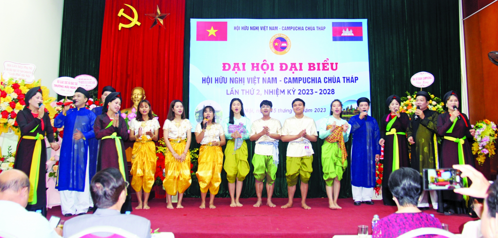柬埔寨留学生在于2023 年 10 月举行的2023年-2028 任期塔寺越柬友好协会第二届代表大会上进行文艺表演。（图：成伦）