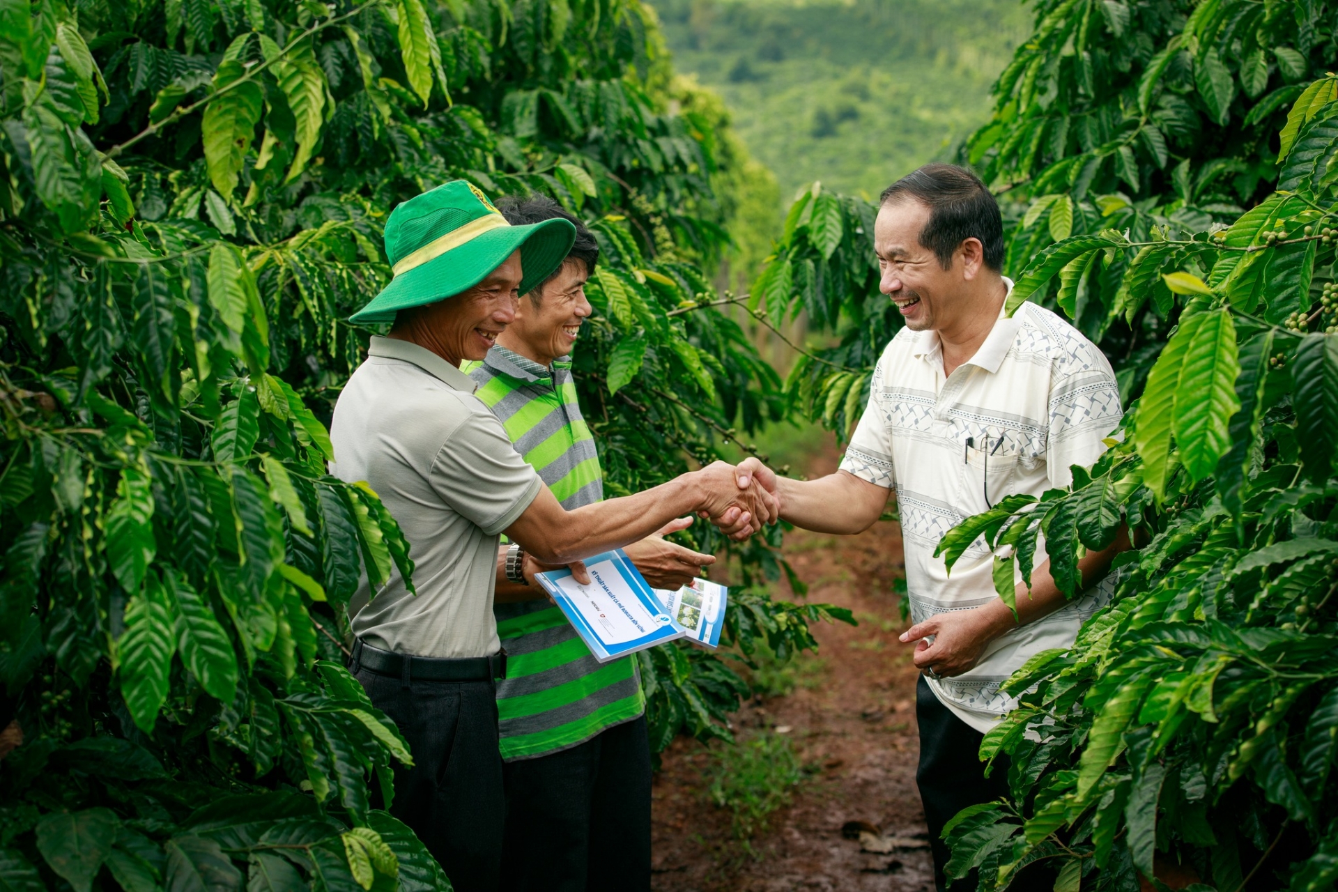 全球咖啡平台驻越南首席代表范光忠先生（右）。